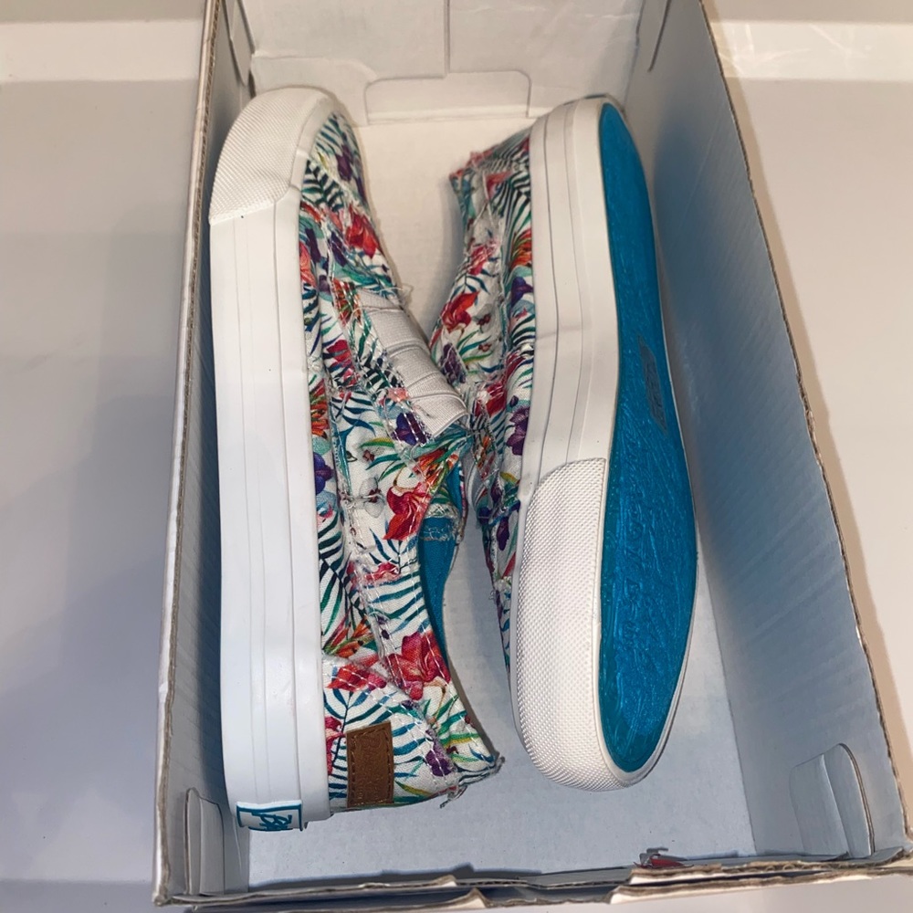 NIB Blowfish Canvas Slip On Hibiscus 6 - Picture 8 of 10